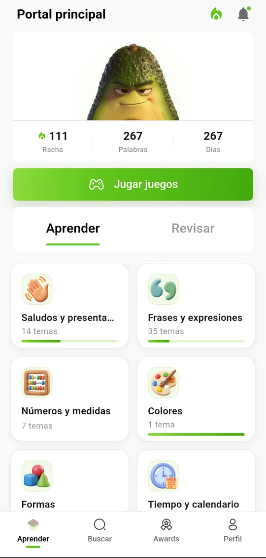 La pantalla Aprender de ezSpanglish: Marco, tu racha y tus palabras, Jugar y los temas de las lecciones.